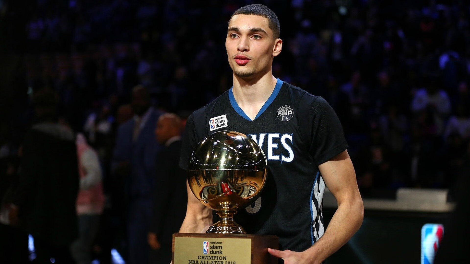 “体育进景区”越野登山赛 游客在打卡景点间奔跑